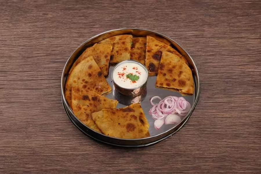 2 Schezwan Aloo Paratha & Amul Masti Dahi [1 Cup, 85 Grams]