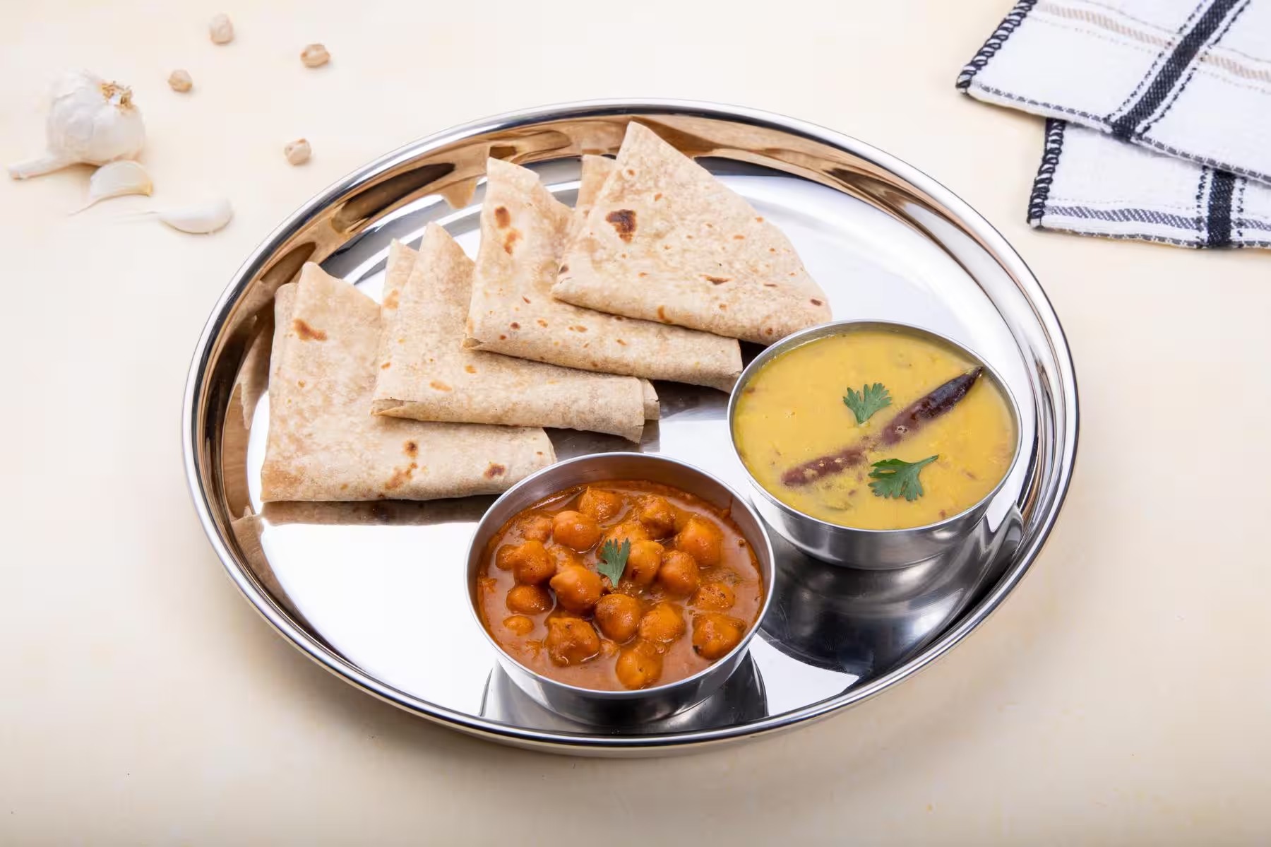 Chapati (4 pcs) + Chole Masala + Dal
